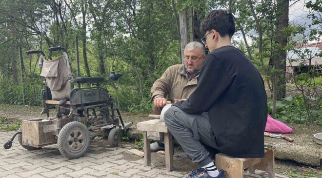 Bedensel engelli baba, oğluyla birlikte bıçak bileyerek geçimini sağlıyor