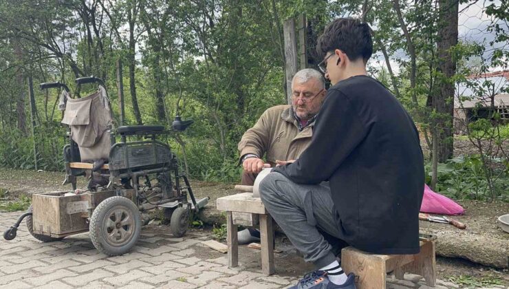 Bedensel engelli baba, oğluyla birlikte bıçak bileyerek geçimini sağlıyor