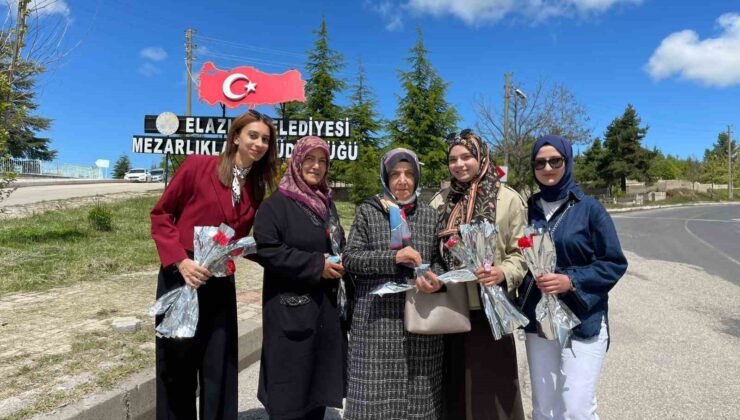Elazığ’da mezarlığa giden vatandaşlara karanfil dağıtıldı
