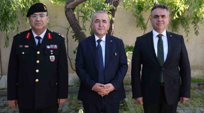 Vali Hatipoğlu, görevi başındaki personellerle bayramlaştı