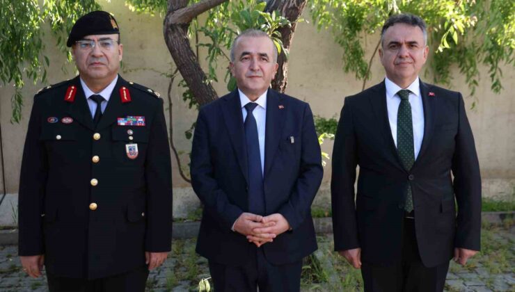 Vali Hatipoğlu, görevi başındaki personellerle bayramlaştı