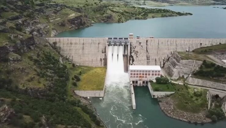 Elazığ’da bir barajın daha kapakları açıldı