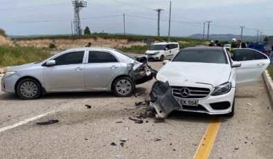 Elazığ’da otomobiller çarpıştı: 1’i hamile 4 yaralı