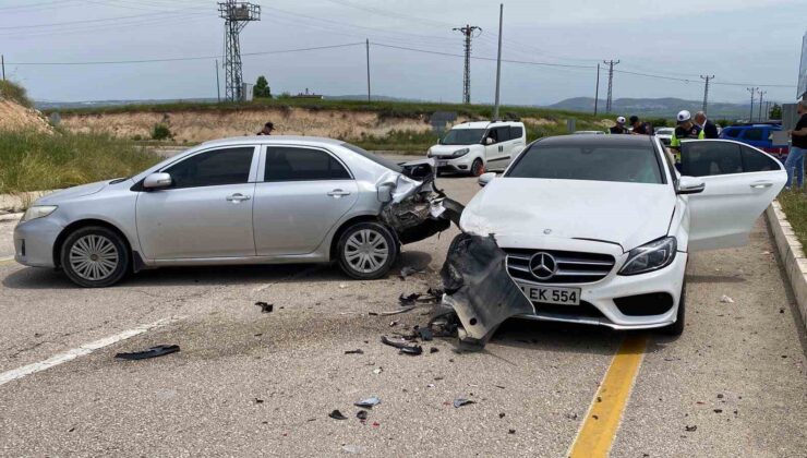 Elazığ’da otomobiller çarpıştı: 1’i hamile 4 yaralı