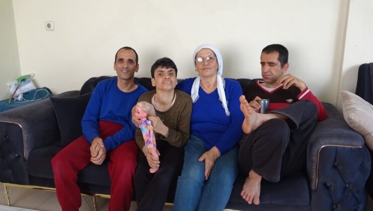 Ömrünü adadığı 3 engelli evladına gözü gibi bakıyor