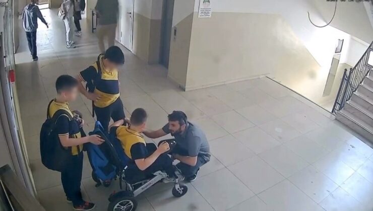 Asansör bozulunca engelli öğrencisini sırtında taşıdı