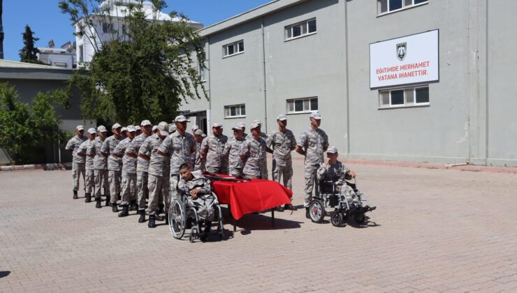 ANAMUR’DA GÖRKEMLİ UĞURLAMA: ÖZEL GENÇLER BİR GÜNLÜĞÜNE ASKER OLDU!