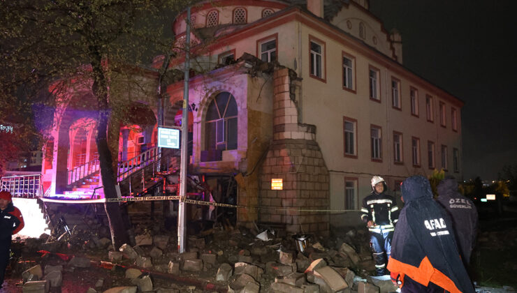 Elazığ’da Korkutan Olay: Yıldırım İsabet Eden Cami Minaresi Yıkıldı!