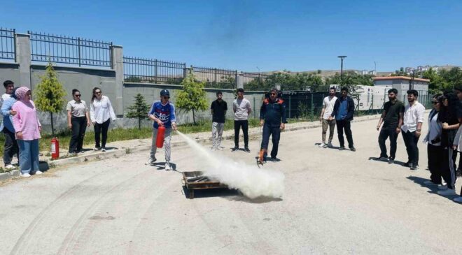 Elazığ’da öğrencilere çadır kurma ve yangın eğitimi