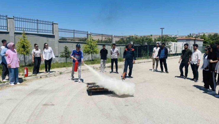 Elazığ’da öğrencilere çadır kurma ve yangın eğitimi
