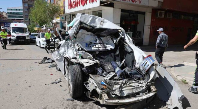 Freni patlayan kamyon caddeyi savaş alanına çevirdi: 10 araç zarar gördü, 5 yaralı