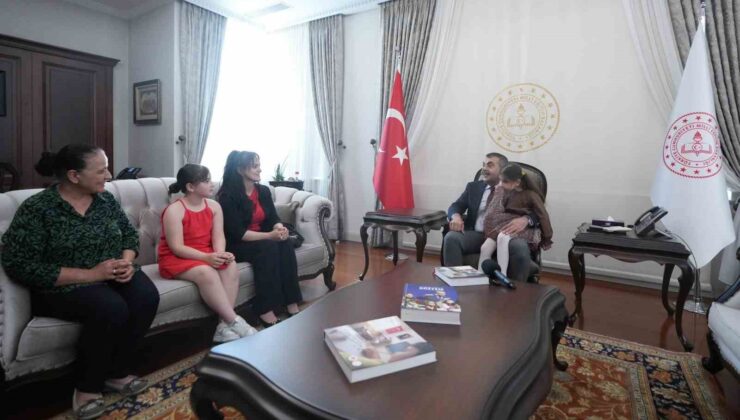 Görme engelli küçük müzisyen Nil, Milli Eğitim Bakanı Tekin’in ziyaret etti
