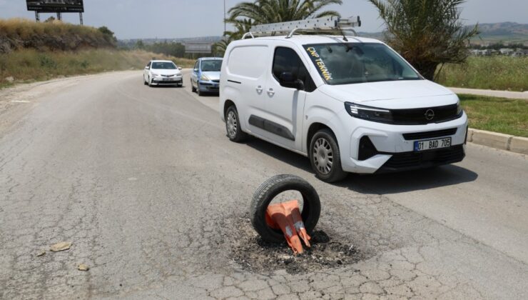 Belediyeye yol tepkisi: Çukurlara lastik ve duba koydular