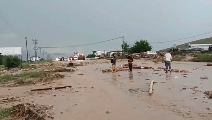 Sel nedeniyle kapanan Elazığ-Tunceli yolu trafiğe açıldı