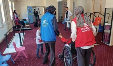 Hamur Gençlik Merkezi’nden özel öğrencilere anlamlı ziyaret