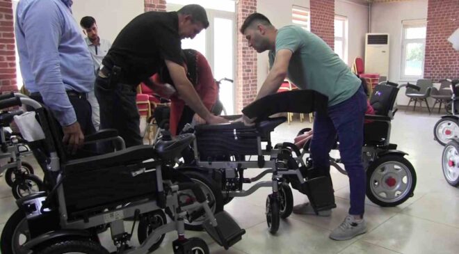 Siirt’te engelli vatandaşlara yeni akülü araç desteği