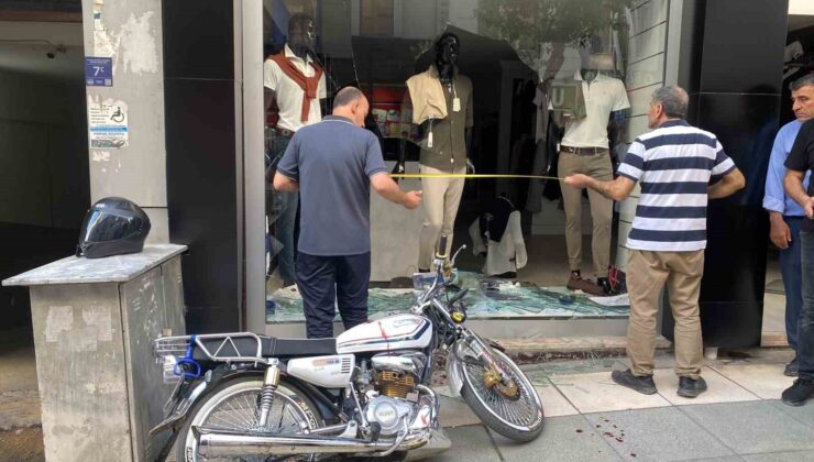 Elazığ’da otomobille çarpışan motosiklet mağazaya girdi: 1 yaralı