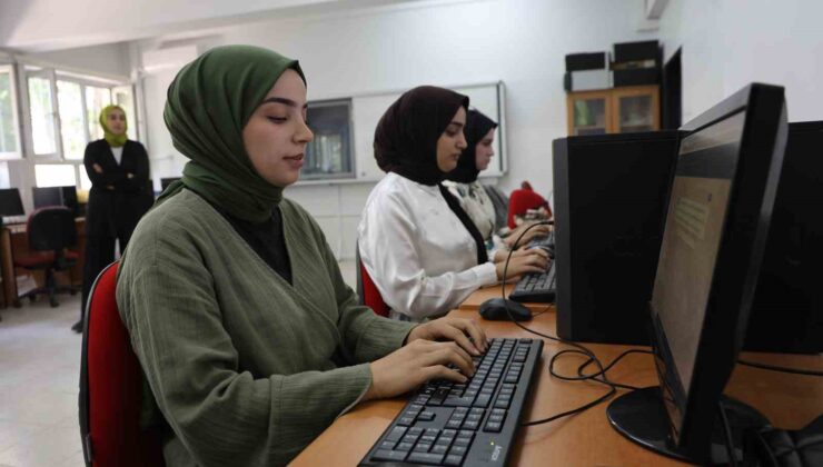 Geleceğin katipleri, klavye kursunda hayallerine hazırlanıyor