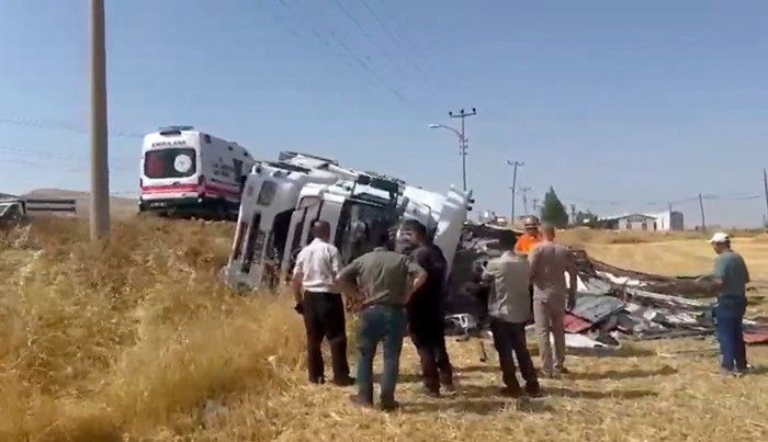 Kovancılar’da kamyon yat yattı:Faciadan dönüldü