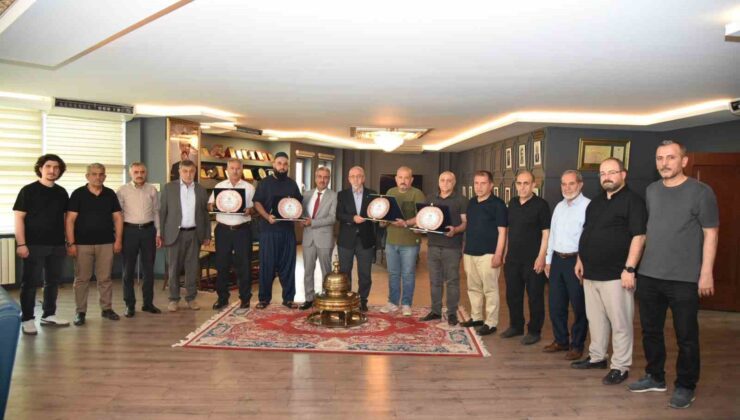 Elazığ Ticaret Borsası’nda emek veren meclis üyelerine teşekkür plaketi