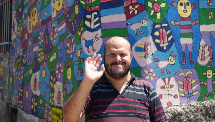 Doğuştan zihinsel engelli adam 17 yıldır hem evini hem de tablolarını boyuyor