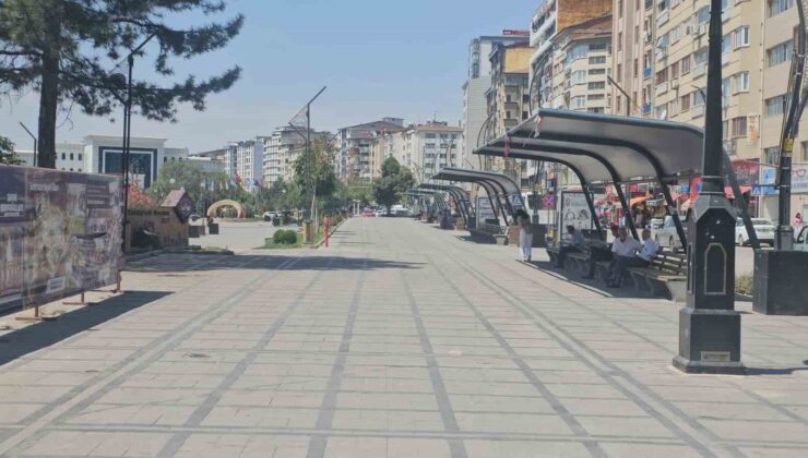 Elazığ’da sıcaklar cadde ve sokakları tenhalaştırdı