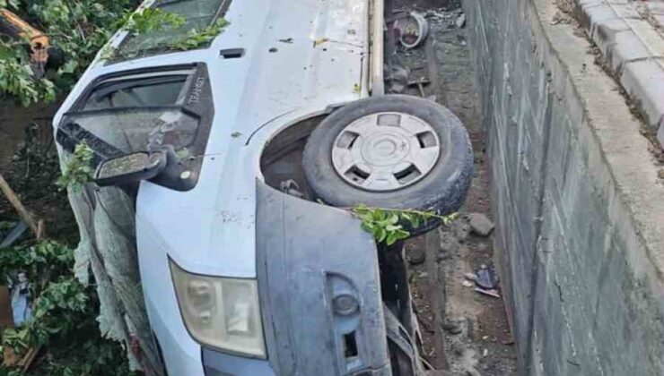 Elazığ’da minibüs bahçeye uçtu