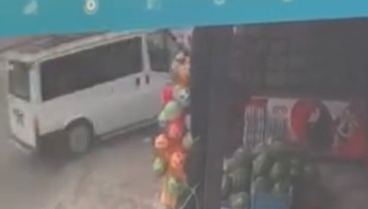 Kontrolden çıkan minibüs evin bahçesine düştü: O anlar kamerada