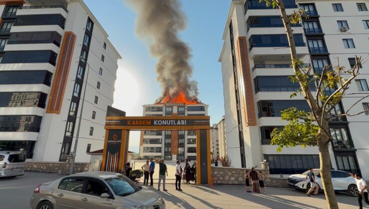 ELAZIĞ’DA KORKUTAN ÇATI YANGINI: İTFAİYE FACİAYI ÖNLEDİ!